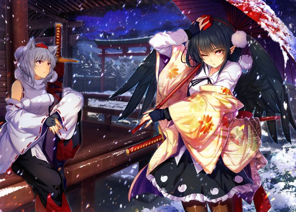 Anime picture 1015x728 with touhou shameimaru aya inubashiri momiji cibo (killy) long hair looking at viewer fringe short hair black hair red eyes sitting multiple girls holding animal ears silver hair bent knee (knees) tail blunt bangs traditional clothes japanese clothes