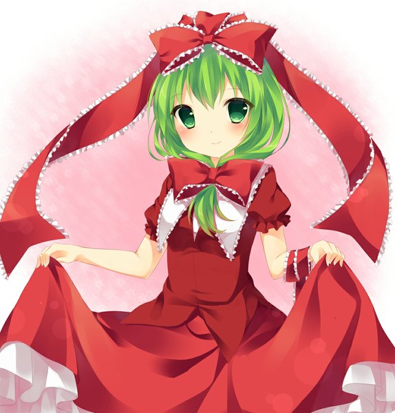 Anime picture 1000x1045 with touhou kagiyama hina hazuki (sutasuta) single long hair tall image looking at viewer blush smile green eyes green hair girl dress skirt bow ribbon (ribbons) hair bow hair ribbon frills skirt set