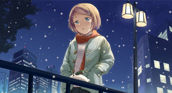 Anime picture 1346x734 with vocaloid kagamine rin kotobamaru single blush short hair blue eyes blonde hair wide image night snowing winter girl hair ornament jacket scarf building (buildings) bobby pin sweater