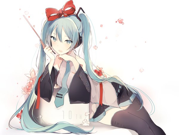 イラスト 1039x786 と ボーカロイド 初音ミク lpip ソロ カメラ目線 赤面 前髪 開いた口 simple background hair between eyes 白背景 座る ツインテール 肩出し holding very long hair aqua eyes aqua hair wide sleeves hand on face