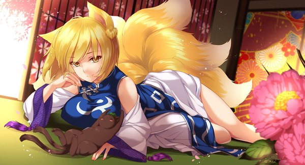 Anime picture 1110x600 with touhou yakumo ran chen chen (cat) moneti (daifuku) fringe short hair breasts light erotic blonde hair wide image animal ears yellow eyes indoors tail lying nail polish traditional clothes animal tail wide sleeves