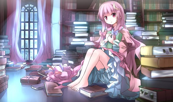 Anime picture 2115x1254 with touhou patchouli knowledge risutaru single looking at viewer highres wide image sitting pink hair very long hair pink eyes barefoot light crescent girl hair ornament bow hair bow window book (books)