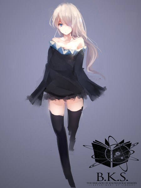 Anime picture 1200x1600 with original pixiv fantasia pixiv fantasia t rotain single long hair tall image looking at viewer fringe blue eyes simple background bare shoulders signed white hair long sleeves hair over one eye inscription standing on one leg purple background girl