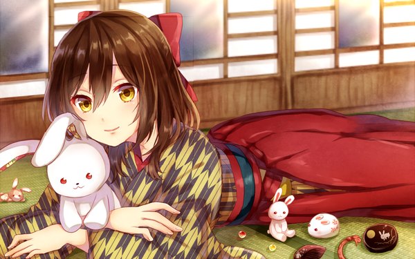 Anime picture 1000x625 with meiji tokyo renka ayazuki mei poison916 single long hair smile brown hair yellow eyes looking away lying traditional clothes japanese clothes on stomach yagasuri girl bow hair bow toy stuffed animal hakama