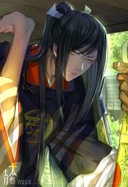 Anime picture 586x852 with touken ranbu nitroplus tarou tachi yunvshen single long hair tall image looking at viewer fringe black hair yellow eyes ponytail traditional clothes japanese clothes lips wide sleeves dated eyebrows boy