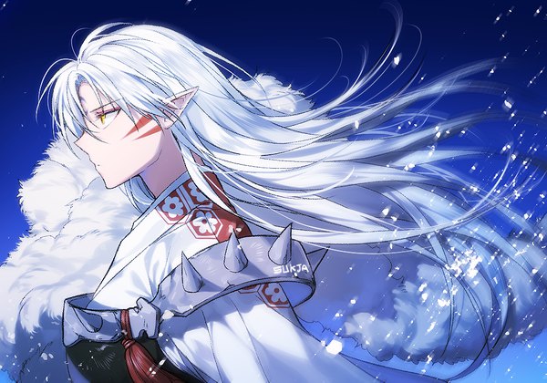 Anime picture 1000x700 with inuyasha sesshomaru sorolp single long hair fringe hair between eyes signed yellow eyes looking away silver hair traditional clothes japanese clothes profile wind pointy ears facial mark blue background boy armor