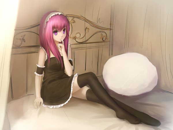 Anime picture 1024x768 with original xiaoyin li single long hair looking at viewer purple eyes pink hair finger to mouth girl thighhighs dress black thighhighs hairband bed