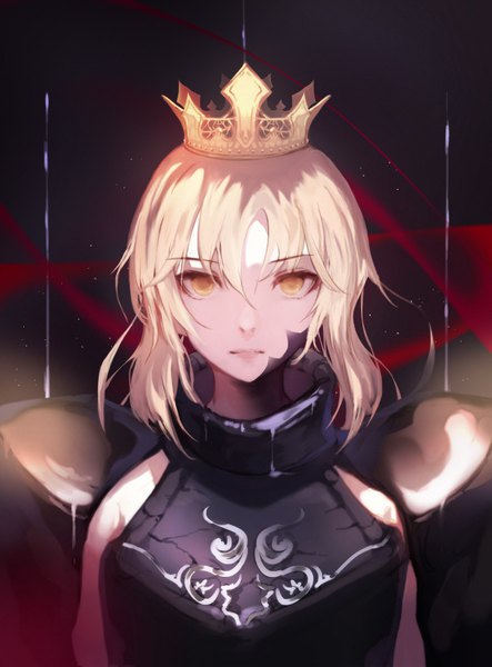 イラスト 608x822 と Fateシリーズ fate/grand order アルトリア・ペンドラゴン セイバーオルタ jname ソロ 長身像 カメラ目線 短い髪 金髪 黄色眼 lips black background 女の子 鎧 冠