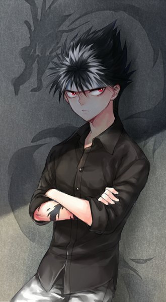 Anime picture 600x1090 with yu yu hakusho hiei jaganshi kangetsu (fhalei) single tall image short hair black hair red eyes looking away multicolored hair grey background two-tone hair tattoo shaded face crossed arms twisty sleeves against wall boy shirt hairband