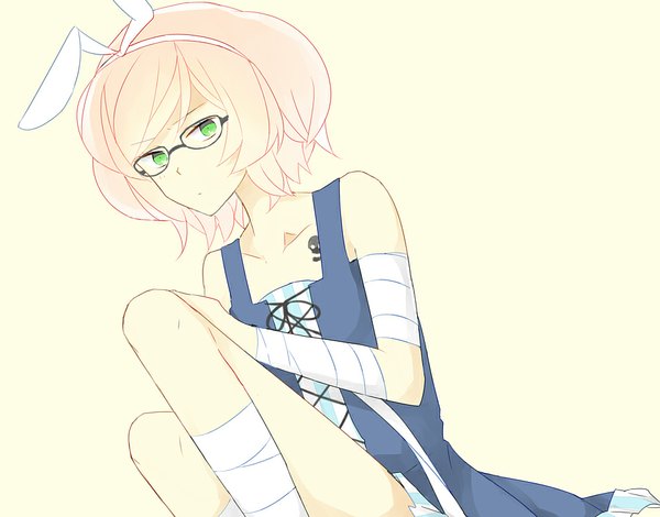 Anime picture 956x750 with gatchaman crowds tatsunoko ninomiya rui tashite single looking at viewer fringe short hair simple background sitting green eyes pink hair tattoo yellow background otoko no ko boy glasses hairband bandage (bandages)