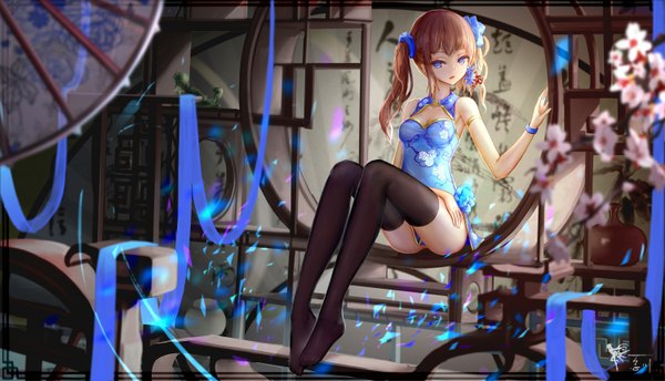 Anime picture 1500x860 with original wangchuan de quanyan single long hair looking at viewer fringe breasts open mouth blue eyes blonde hair wide image sitting twintails bare shoulders signed cleavage bent knee (knees) indoors traditional clothes head tilt