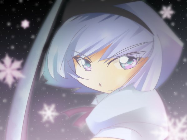 Anime picture 1089x816 with touhou konpaku youmu shokkin single looking at viewer short hair silver hair upper body puffy sleeves snowing winter multicolored eyes girl weapon sword snowflake (snowflakes)