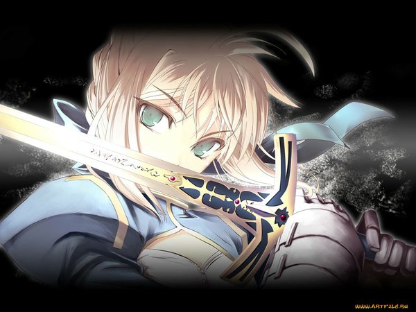 Anime picture 1024x768 with fate (series) fate/stay night studio deen type-moon artoria pendragon (all) saber satomi single looking at viewer fringe short hair blonde hair green eyes inscription black background girl ribbon (ribbons) weapon hair ribbon sword