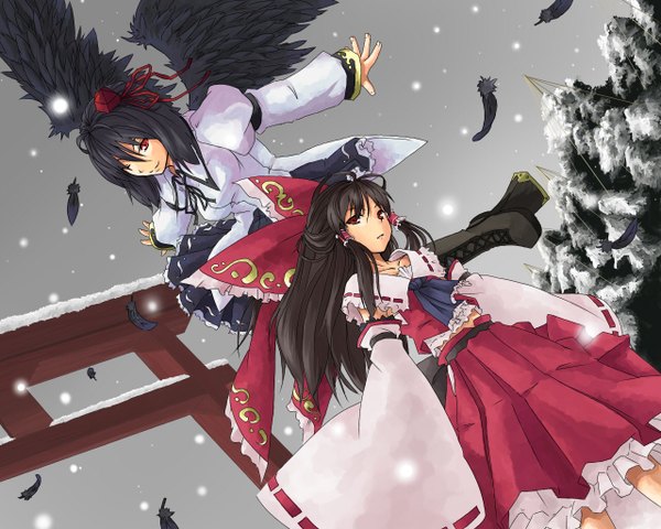 Anime picture 1280x1024 with touhou hakurei reimu shameimaru aya long hair short hair red eyes japanese clothes dutch angle snowing winter snow miko girl skirt ribbon (ribbons) wings feather (feathers) skirt set torii