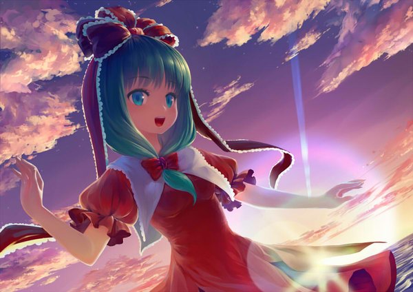 Anime picture 900x636 with touhou kagiyama hina zimajiang single fringe open mouth green eyes looking away sky cloud (clouds) green hair sunlight dutch angle girl dress bow hair bow red dress