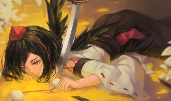 Anime picture 1000x590 with touhou shameimaru aya liuli (llc) single short hair black hair red eyes wide image looking away lying traditional clothes japanese clothes on stomach black wings kourindou tengu costume girl weapon sword wings katana
