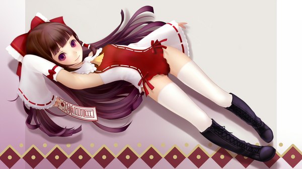 Anime picture 1920x1080 with touhou hakurei reimu yori (shitsuon) single long hair highres black hair wide image pink eyes armpit (armpits) miko lacing girl thighhighs bow hair bow detached sleeves white thighhighs boots