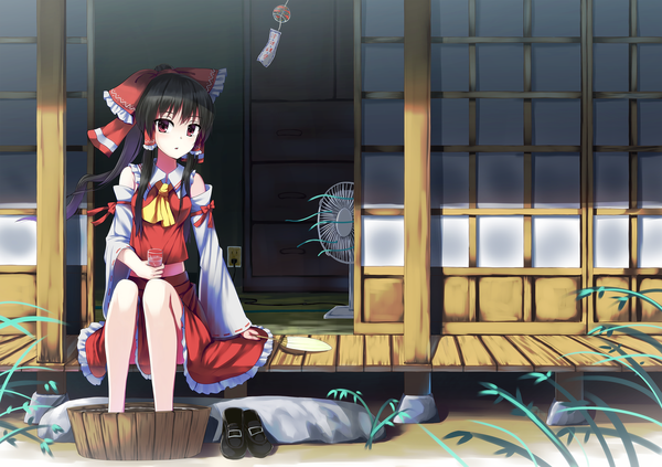 Anime picture 2578x1821 with touhou hakurei reimu toritori (yakitoriya) single long hair looking at viewer highres black hair red eyes traditional clothes miko girl skirt bow plant (plants) hair bow detached sleeves grass skirt set fan