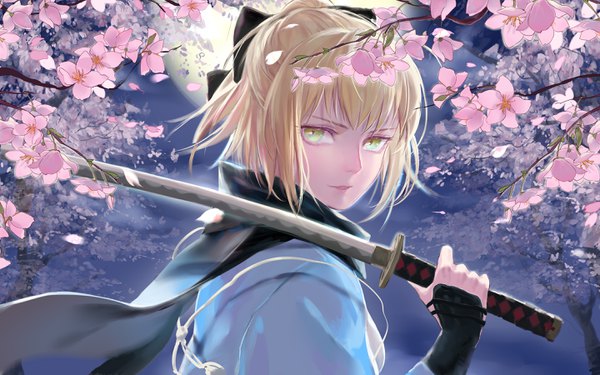 Anime picture 2880x1800 with fate (series) koha-ace okita souji (fate) (all) okita souji (koha-ace) qidai single looking at viewer highres short hair blonde hair green eyes upper body night cherry blossoms turning head half updo weapon over shoulder girl bow weapon