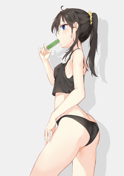 イラスト 2480x3507 と オリジナル cg (2686805355) ソロ 長髪 長身像 前髪 highres 青い目 light erotic 黒髪 simple background holding payot looking away アホ毛 ポニーテール プロフィール grey background 影 へそ出し