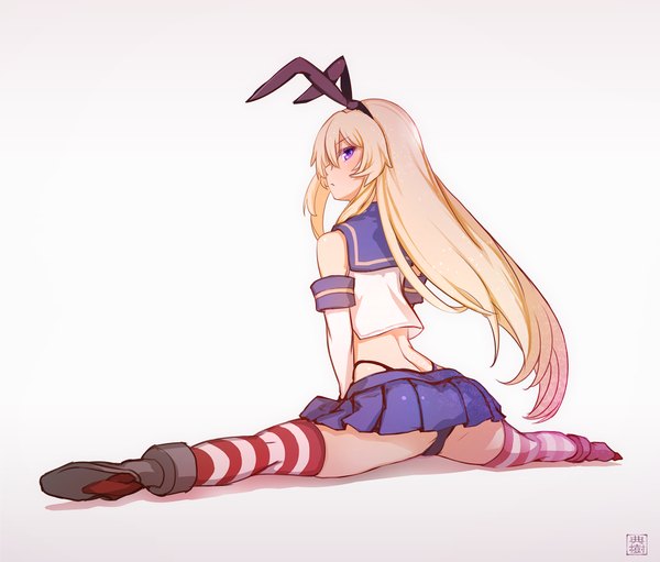 Anime picture 1962x1674 with kantai collection shimakaze destroyer kawamatsu yoshinori single long hair looking at viewer fringe highres light erotic simple background blonde hair white background purple eyes bare shoulders payot full body profile pleated skirt looking back split