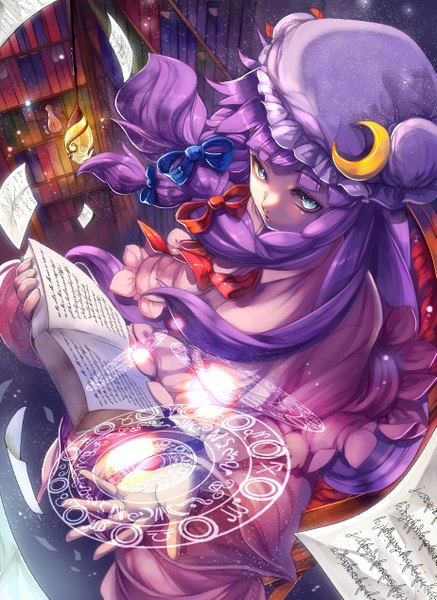 Anime picture 923x1267 with touhou patchouli knowledge tsukimoto aoi single long hair tall image blue eyes purple hair from above magic crescent girl dress bow hair bow book (books) moon bonnet shelf bookshelf