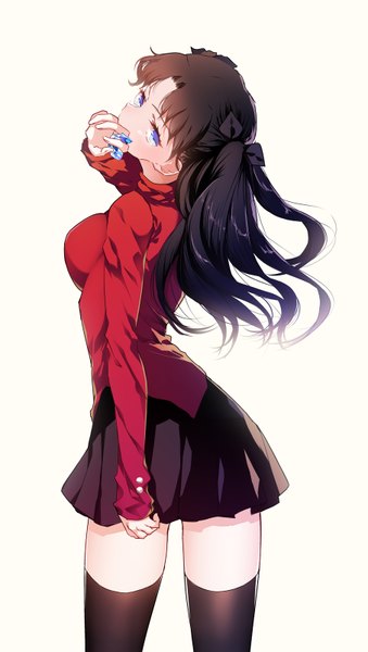 Anime picture 906x1600 with fate (series) fate/stay night type-moon toosaka rin ayumi (xiwu) single long hair tall image looking at viewer fringe breasts black hair simple background large breasts standing white background twintails pleated skirt looking back girl