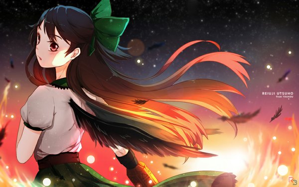 Anime picture 1000x625 with touhou reiuji utsuho monicanc single long hair blush red eyes brown hair looking away parted lips wind wallpaper copyright name character names half updo black wings arm cannon girl skirt bow