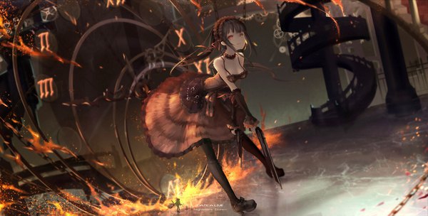 Anime picture 1920x975 with date a live tokisaki kurumi wangchuan de quanyan single long hair looking at viewer highres black hair wide image twintails bare shoulders full body leaning leaning forward heterochromia lolita fashion goth-loli girl dress weapon