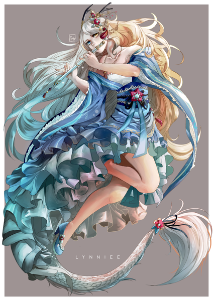 Anime picture 900x1273 with ahoguu single tall image looking at viewer blue eyes blonde hair simple background yellow eyes bent knee (knees) very long hair multicolored hair horn (horns) grey hair aqua hair inscription grey background high heels heterochromia framed dragon girl