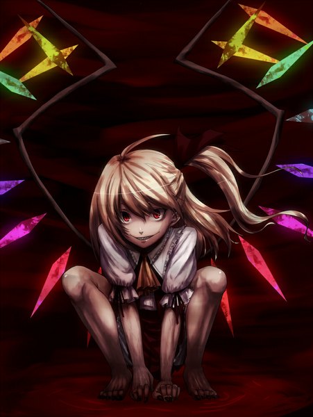 Anime picture 751x1000 with touhou flandre scarlet hiroya juuren (artist) single tall image looking at viewer short hair simple background blonde hair smile red eyes ahoge barefoot one side up squat evil grin girl wings