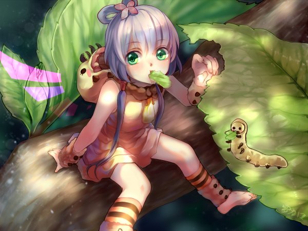 Anime picture 1200x900 with vocaloid vocaloid china luo tianyi liiko single long hair looking at viewer blush highres green eyes barefoot grey hair loli eating girl dress leaf (leaves)