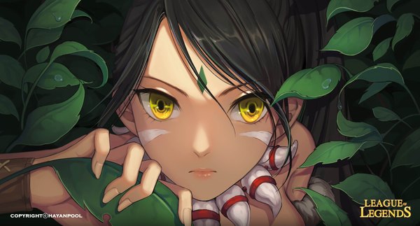 イラスト 7677x4134 と league of legends nidalee (league of legends) hayanpool ソロ 長髪 カメラ目線 highres 黒髪 wide image signed 黄色眼 absurdres fingernails lips fang (fangs) fur trim copyright name watermark close-up long fingernails