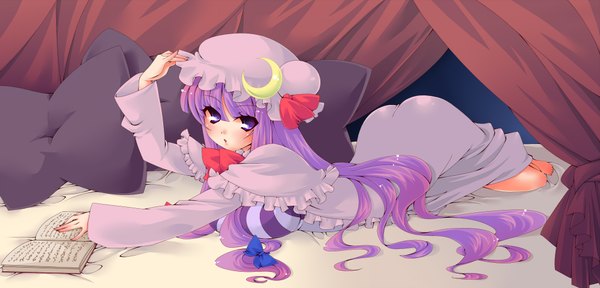 Anime picture 2000x960 with touhou patchouli knowledge mizutama (flowering) single long hair highres wide image purple eyes purple hair lying girl pillow book (books) bonnet