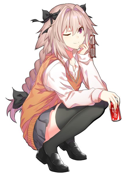 イラスト 2551x3437 と Fateシリーズ fate/apocrypha coca-cola アストルフォ(fate) 牧瀬 南 ソロ 長髪 長身像 カメラ目線 前髪 highres simple background hair between eyes holding ピンク髪 全身 三つ編み long sleeves pleated skirt one eye closed