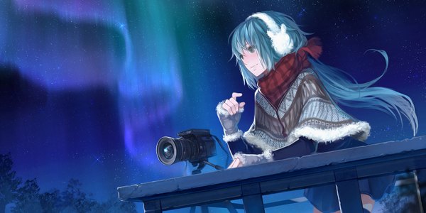 Anime picture 1596x800 with vocaloid hatsune miku silverwing single long hair smile wide image aqua eyes aqua hair night night sky aurora borealis girl headphones scarf fingerless gloves star (stars) camera