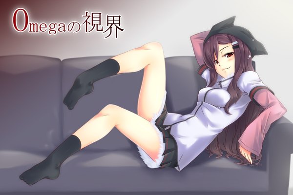 Anime picture 1497x1000 with original kanata (pixiv1305983) single long hair black hair red eyes barefoot legs girl skirt miniskirt socks black socks couch cap