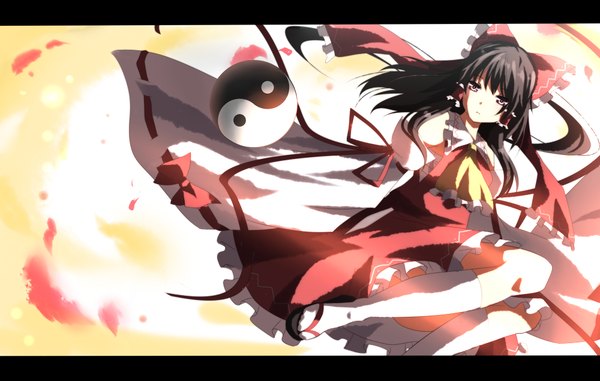 Anime picture 1000x635 with touhou hakurei reimu itoo (artist) single long hair looking at viewer black hair red eyes girl skirt bow hair bow detached sleeves petals socks white socks skirt set