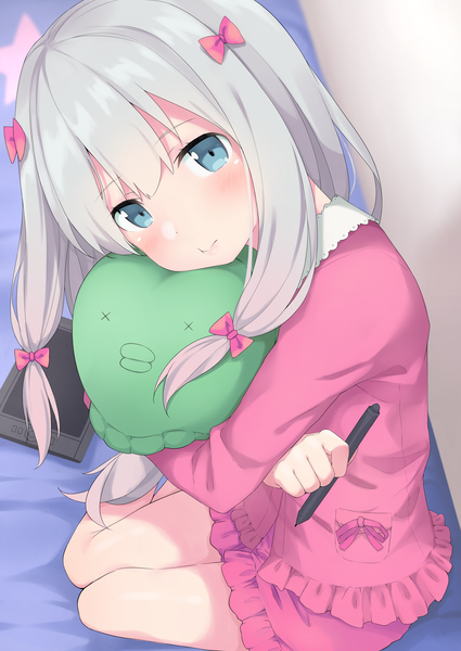 Anime picture 2508x3541 with eromanga sensei a-1 pictures izumi sagiri go-1 single long hair tall image looking at viewer blush fringe highres blue eyes sitting silver hair bent knee (knees) leaning hug yokozuwari girl bow