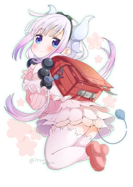 イラスト 724x1023 と 小林さんちのメイドラゴン 京都アニメーション カンナカムイ(小林さんちのメイドラゴン) 宮月もそこ ソロ 長髪 長身像 赤面 前髪 青い目 白背景 ツインテール signed payot 銀髪 全身 尻尾 blunt bangs 角 twitter username