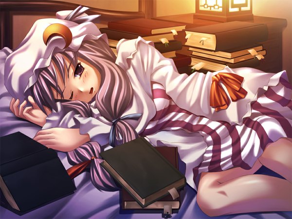 Anime picture 1024x768 with touhou patchouli knowledge ichio purple hair lying saliva sleepy girl book (books) bed