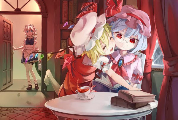 イラスト 1200x810 と 東方 フランドール・スカーレット レミリア・スカーレット 十六夜咲夜 あすとら 前髪 短い髪 開いた口 青い目 金髪 笑顔 hair between eyes 赤い目 multiple girls 青い髪 looking away bent knee (knees) white hair indoors eyes closed