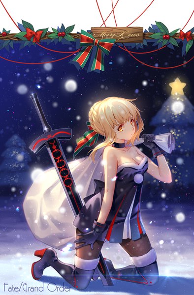 Anime picture 1000x1520 with fate (series) fate/grand order artoria pendragon (all) santa alter tidsean single tall image looking at viewer fringe short hair blonde hair holding yellow eyes payot full body outdoors head tilt arm up blurry night