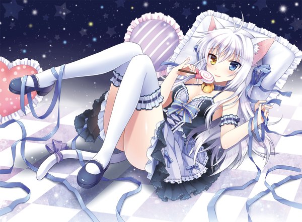 イラスト 1680x1240 と オリジナル アイナちゃん mauve ソロ 長髪 赤面 獣耳 white hair 尻尾 animal tail 猫耳 cat girl cat tail オッドアイ 女の子 ストッキング ドレス リボン 白いストッキング 食べ物