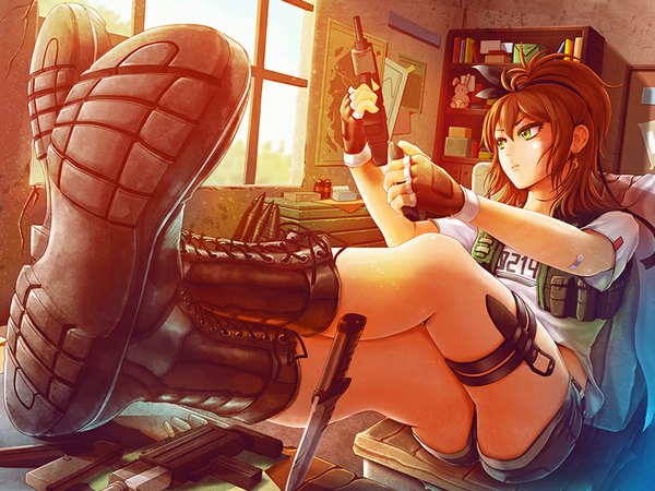 Anime picture 800x600 with original qing (pixiv id4667708) single fringe short hair green eyes looking away indoors orange hair girl gloves earrings shorts boots belt fingerless gloves thigh strap short shorts