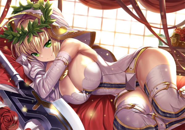 イラスト 818x578 と Fateシリーズ fate/extra fate/extra ccc nero claudius (fate) (all) ネロ・クラウディウス(fate) セイバー・ブライド へいろー ソロ カメラ目線 短い髪 おっぱい light erotic 金髪 笑顔 肩出し 緑の目 cleavage アホ毛 bent knee (knees) lying