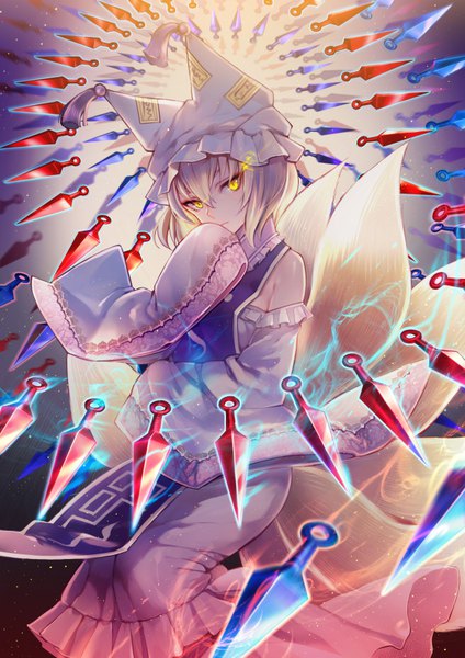 イラスト 636x900 と 東方 八雲藍 ルリア ソロ 長身像 カメラ目線 前髪 短い髪 金髪 hair between eyes 黄色眼 尻尾 animal tail wide sleeves glowing 狐尻尾 狐っ娘 glowing eye (eyes) multiple tails 女の子