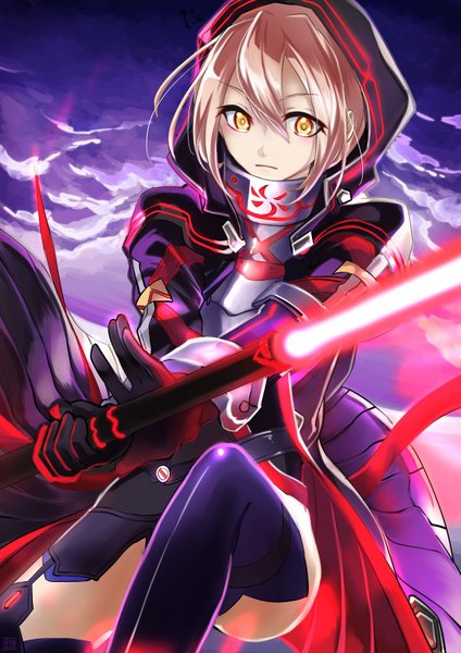 イラスト 579x819 と Fateシリーズ fate/grand order アルトリア・ペンドラゴン セイバー 謎のヒロインxオルタ 安乃条はると ソロ 長身像 前髪 短い髪 light erotic 金髪 hair between eyes holding 黄色眼 looking away 空 cloud (clouds) bent knee (knees) glowing weapon