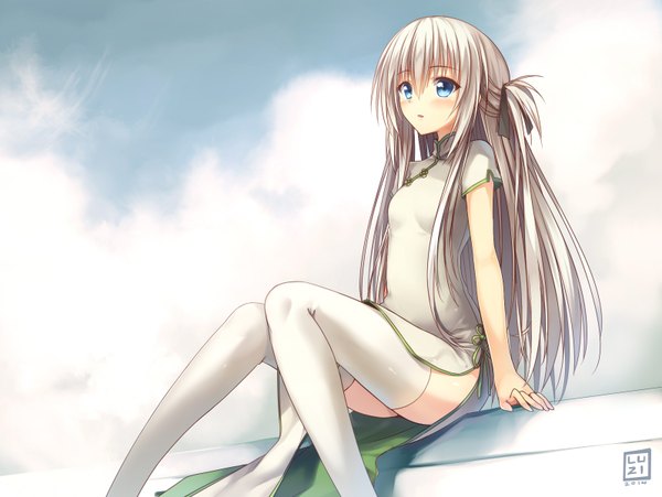 Anime picture 1596x1200 with original luzi (coffee-straw-luzi) single long hair blush blue eyes sitting looking away sky cloud (clouds) white hair chinese clothes girl thighhighs white thighhighs