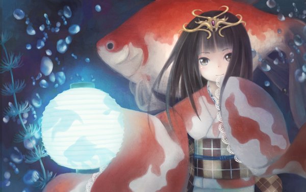 Anime picture 1337x841 with original taka (tsmix) single long hair smile japanese clothes black eyes underwater girl hair ornament plant (plants) belt kimono bubble (bubbles) fish (fishes)